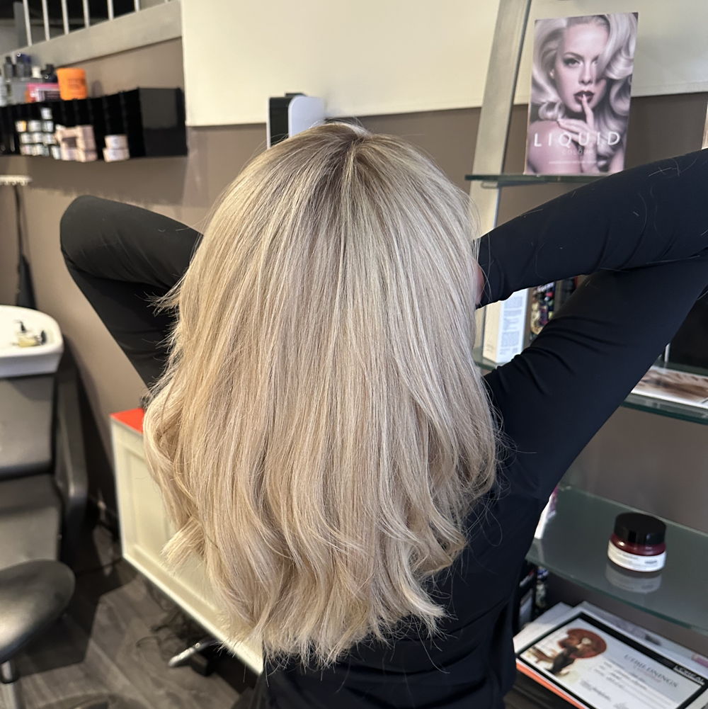 Sandra formar en ljus balayage i salongen